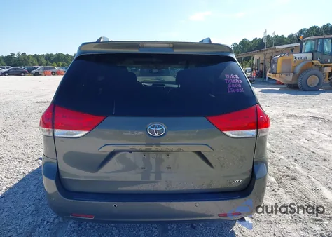 2011 Toyota Sienna Xle V6 z USA, uszkodzony, nr VIN 5TDYK3DC2BS125763